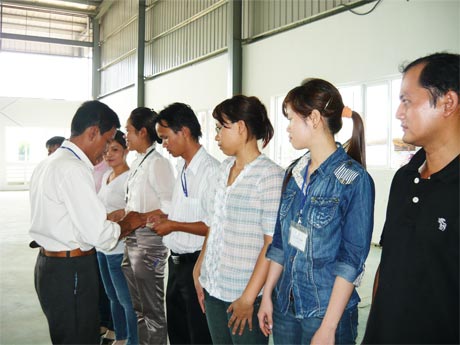Ông Trần Văn Dũng, Chủ tịch Công đoàn các khu công nghiệp tỉnh phát thẻ CĐ cho các công đoàn viên ở một doanh nghiệp ngoài nhà nước.