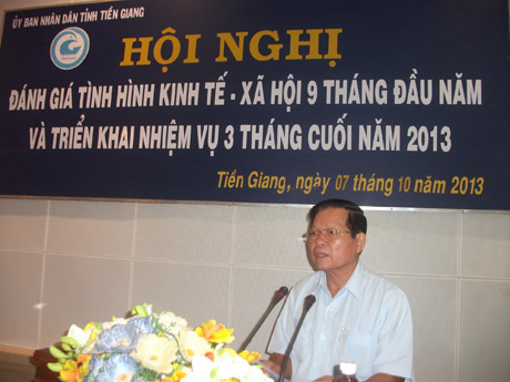 Chủ tịch UBND tỉnh Nguyễn Văn Khang phát biểu tại hội nghị.