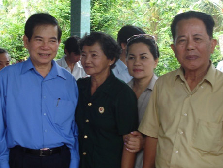 Bà Tám Thu và Chủ tịch nước Nguyễn Minh Triết tại lễ kỷ niệm 36 năm ngày giải phóng miền Nam.