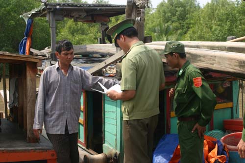 Lực lượng BĐBP kiểm tra giấy tờ phương tiện hành nghề trên biển.