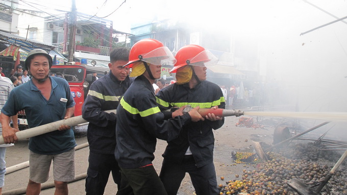 Lực lượng phòng cháy chữa cháy tham gia chữa cháy