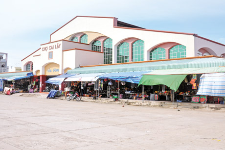 Chợ Cai Lậy mới được xây dựng khang trang với 1.000 quầy sạp đang mua bán.