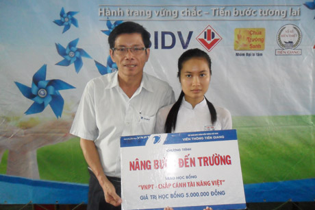 Ông Lê Quang Hồng, Chủ tịch Công đoàn VNPT Tiền Giang trao học bổng.