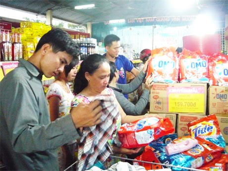 Đông đảo người dân mua sắm hàng hóa tại gian hàng của Co.op Mart Mỹ Tho ở phiên chợ hàng Việt về xã Bình Phục Nhứt, huyện Chợ Gạo.