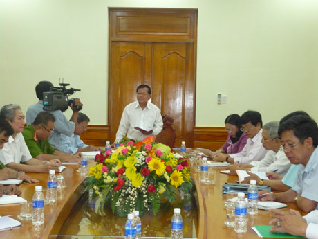 Ông Nguyễn Văn Khang, Chủ tịch UBND tỉnh chỉ đạo cuộc họp khắc phục hậu quả vụ cháy.