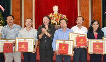 Phó Chủ tịch UBND tỉnh Trần Kim Mai trao Bằng khen cho các tập thể, cá nhân.
