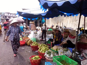 Một góc chợ trái cây mua bán trở lại sau vụ cháy ngày 8/10.
