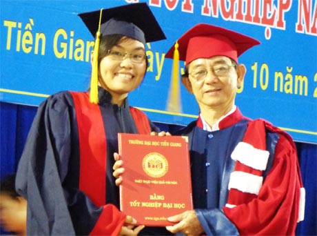 Ông Phan Văn Nhẫn, Q. Hiệu trưởng nhà trường trao Bằng tốt nghiệp cho sinh viên.