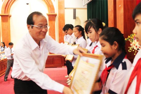 Ông Trần Thanh Đức, Phó Chủ tịch UBND tỉnh trao giải cho các tác giả.