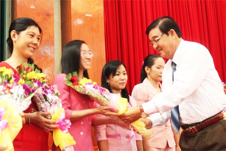 Ông Trần Hoàng Diệu, Chủ tịch Liên hiệp các Hội Khoa học và Kỹ thuật tỉnh tặng hoa các tác giả đoạt giải Hội thi Sáng tạo kỹ thuật.