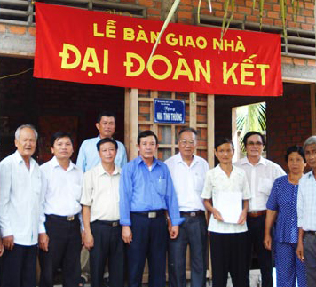 Ủy ban MTTQ TP. Mỹ Tho vận động xây dựng nhà đại đoàn kết cho hộ nghèo ở xã Mỹ Phong.