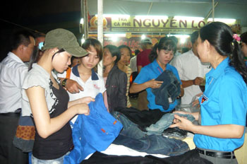 Người dân mua sắm tại Phiên chợ hàng Việt.