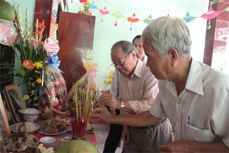 Lãnh đạo Sở GD&ĐT cùng đồng đội, bạn bè thắp hương Nhà giáo - Liệt sĩ Lê Thị Thiên.