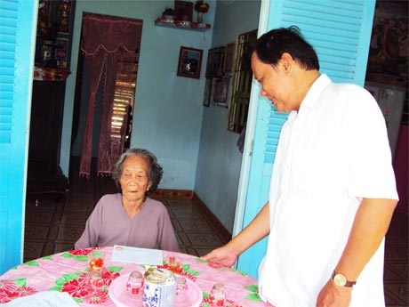 Ông Huỳnh Văn Phương, Ủy viên Ban Thường vụ Tỉnh ủy, Chủ tịch Ủy ban MTTQ tỉnh thăm và tặng quà gia đình chính sách ở xã Mỹ Phước (Tân Phước).