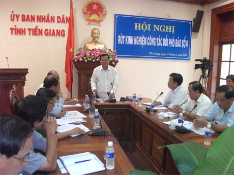 Chủ tịch UBND tỉnh Nguyễn Văn Khang phát biểu chỉ đạo tại Hội nghị rút kinh nghiệm đối phó với bão số 14.