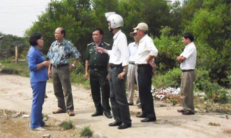 Ông Nguyễn Thanh Cẩn - Giám đốc Sở NN-PTNT kiểm tra công tác phòng, chống lụt bão ở huyện Gò Công Đông.