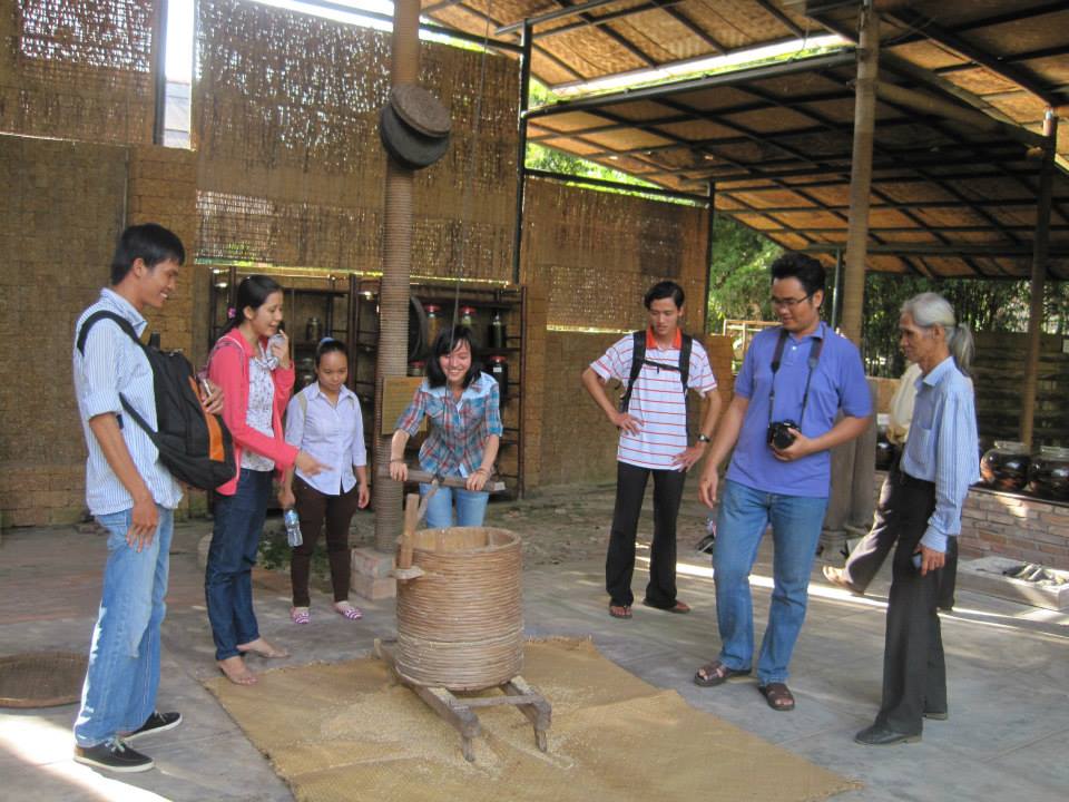 Phan Khắc Huy (đeo máy ảnh) và các bạn trẻ trong CLB Sáng tác trẻ Tiền Giang khám phá làng nghề truyền thống
