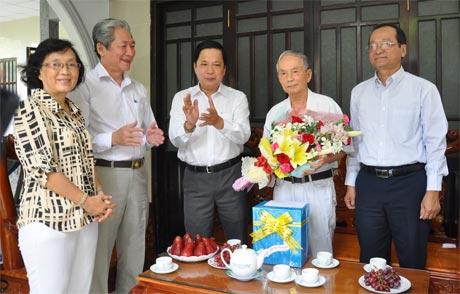 Bí thư Tỉnh ủy Trần Thế Ngọc tặng hoa chúc mừng Nhà giáo Trần Công Tùng.