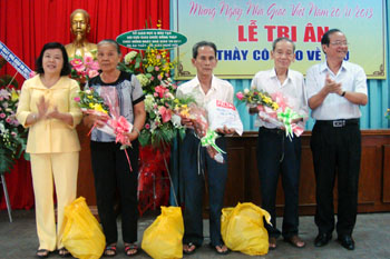 Bà Đặng Huỳnh Mai, cùng ông Trần Thanh Đức, tặng quà 3 giáo viên cao niên.