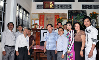 Bí thư Tỉnh ủy Trần Thế Ngọc cùng lãnh đạo Sở VH-TT&DL, gia đình bác Tư Trang và các nghệ sĩ tại lễ giỗ. Ảnh: Hữu Thuận