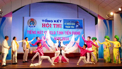 Tiết mục ca múa "Việt Nam tiếng hát trái tim ta" của  LĐLĐ thị xã Gò Công.