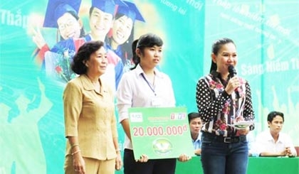 Bà Đồng Thị Bạch Tuyết, Chủ tịch Hội Khuyến học tỉnh trao học bổng trong Chương trình “Nâng bước đến trường và Thắp sáng niềm tin”.