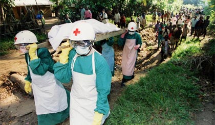 Nhân viên y tế vận chuyển một bệnh nhân Ebola tử vong.
