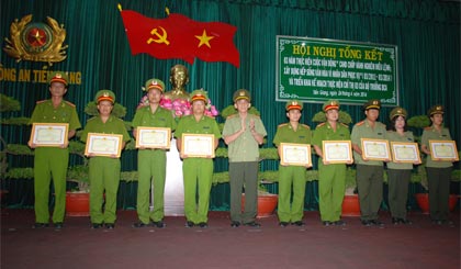 Đại tá Nguyễn Hữu Trí trao Giấy khen cho các tập thể thực hiện tốt Điều lệnh Công an nhân dân.