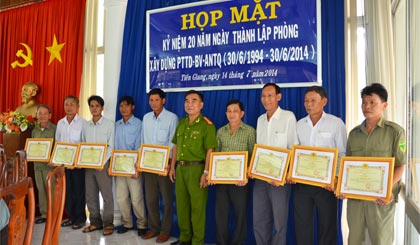 Đại tá Nguyễn Việt Hùng trao thưởng các cá nhân có thành tích xuất sắc trong phong trào Toàn dân bảo vệ ANTQ.