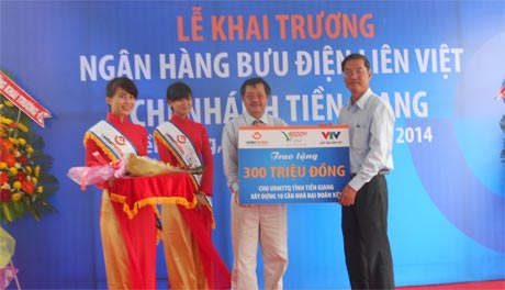 Ban Giám đốc ngân hàng trao số tiền 300 triệu đồng cho lãnh đạo Ủy ban MTTQVN tỉnh Tiền Giang.