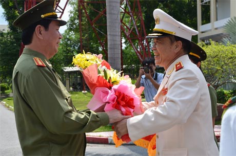 Thiếu tướng Nguyễn Quốc Diệp tặng hoa chào mừng Đại tướng Trần Đại Quang Ủy viên Bộ Chính trị, Bộ trưởng Bộ Công an đến thăm và làm việc tại CATG vào chiều ngày 9-8-2014.