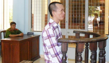Nguyễn Thanh Danh đứng trước tòa nghe tuyên án.