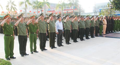 Ông Nguyễn Văn Khang, Chủ tịch UBND tỉnh dự lễ tổng ra quân đầu năm của lực lượng Công an Tiền Giang.