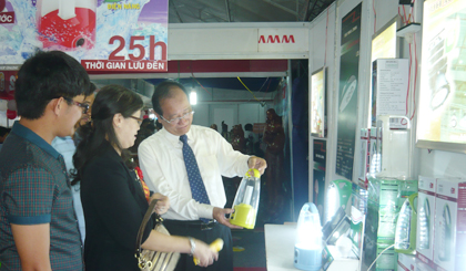 Ông Trần Thanh Đức, Phó Chủ tịch UBND tỉnh tham quan gian hàng của Công ty cổ phần Công nghiệp và thiết bị chiếu sáng Duhal tại hội chợ.