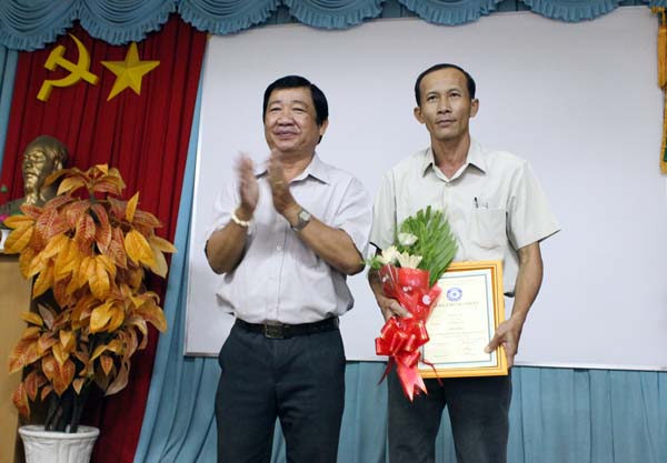 Soạn giả Huỳnh Anh - Chủ tịch Hội VHNT Tiền Giang trao giải nhất cho tác giả Thanh Hải