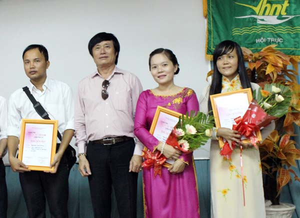 Nhà thơ Trần Đỗ Liêm - Trưởng Ban Giám khảo và các tác giả đạt giải cuộc thi