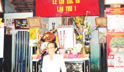 Bà Đoàn Thị Hạnh ôn lại cuộc đời và sự nghiệp của Chủ tịch Hồ Chí Minh trong lễ giỗ Bác lần đầu tiên gia đình bà tổ chức (năm 2009).