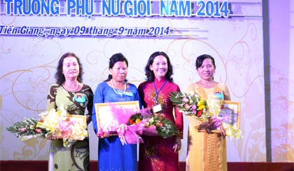 Bà Nguyễn Thị Sáng, Chủ tịch Hội LHPN tỉnh trao thưởng cho các thí sinh đoạt giải Nhất và giải Nhì.