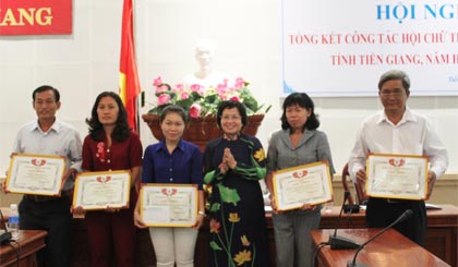 Bà Trần Thị Quý Mão, Phó Giám đốc Sở GD-ĐT trao Giấy khen.