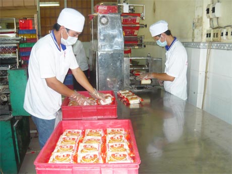 Đóng gói bánh trung thu tại Cơ sở Bánh trung thu Thành Công (phường 3, TP. Mỹ Tho).