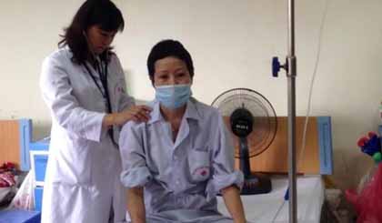 Bệnh nhân bị bệnh máu trắng đang điều trị tại Viện huyết học-Truyền máu Trung ương. Ảnh: PV/Vietnam+