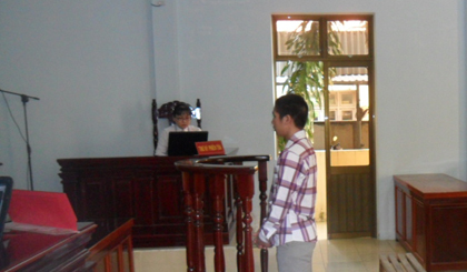 Bị cáo Nguyễn Văn Tuấn đang nghe toà tuyên án.
