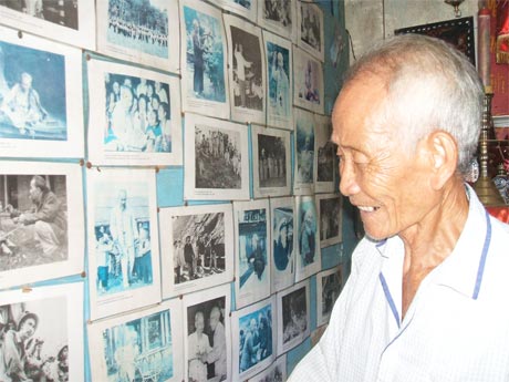 Ông Trần Thanh Bình bên bộ sưu tập ảnh về cuộc đời và sự nghiệp của Chủ tịch Hồ Chí Minh.