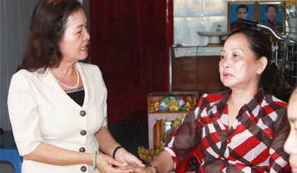 Cô Chi (bên trái) thường xuyên đến tận nhà hội viên thăm hỏi, động viên và tìm cách giúp đỡ những hoàn cảnh khó khăn.