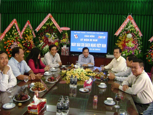 Đồng chí Trần Thế Ngọc - Bí thư tỉnh ủy đến chúc mừng ngày Báo chí cách mạng Việt Nam