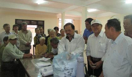 Đoàn người có công tỉnh Tiền Giang được khám sức khỏe và cấp thuốc điều trị bệnh.