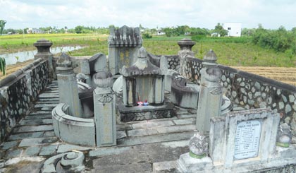 Khu mộ của bà Trần Thị Sanh ở xã Long Hòa, TX. Gò Công.