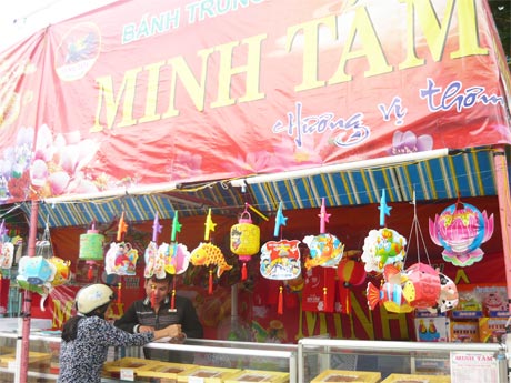 Lồng đèn Việt Nam được trưng bày, bán tại gian hàng bán bánh trung thu trên đường Hùng Vương (TP. Mỹ Tho).