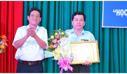 Ông Bùi Thanh Minh, Cục phó Cục 3 Thanh tra Chính phủ trao Bằng khen cho Thanh tra tỉnh.