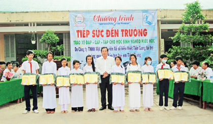 Ông Hồ Thanh Sơn, Phó Giám đốc Sở LĐ-TB&XH trao học bổng “Tiếp sức đến trường” cho học sinh vượt khó.